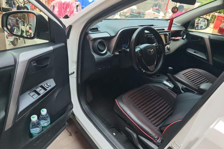 Used Toyota RAV4 2019 2.0L CVT Two-Wheel Drive Luxury Version China VI Standard Driver Seat