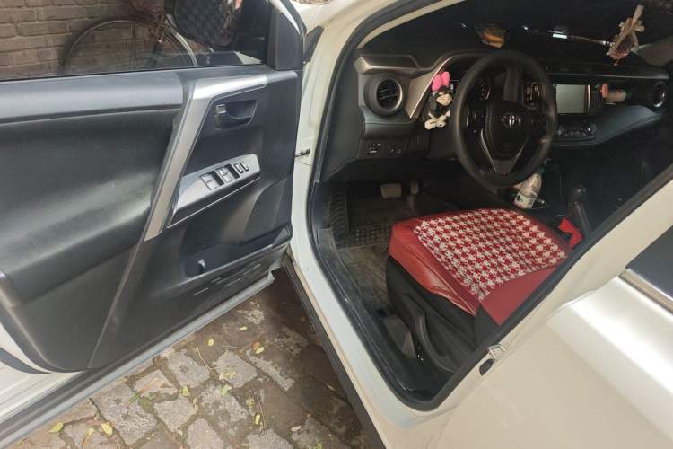 Used Toyota RAV4 2019 2.0L CVT Two-Wheel Drive Fashion X Limited Edition China VI Standard Driver Seat