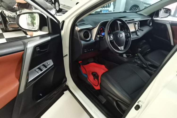 Used Toyota RAV4 2019 2.0L CVT Two-Wheel Drive Luxury Version China VI Standard Driver Seat