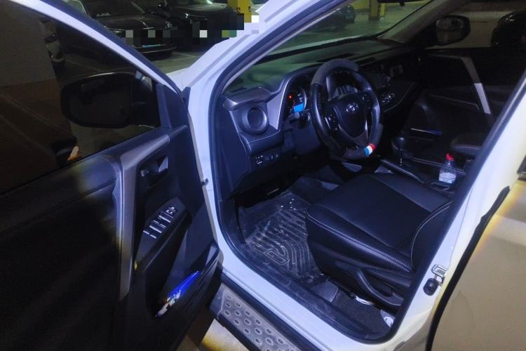 Used Toyota RAV4 2019 2.0L CVT Two-Wheel Drive Luxury Version China VI Standard Driver Seat