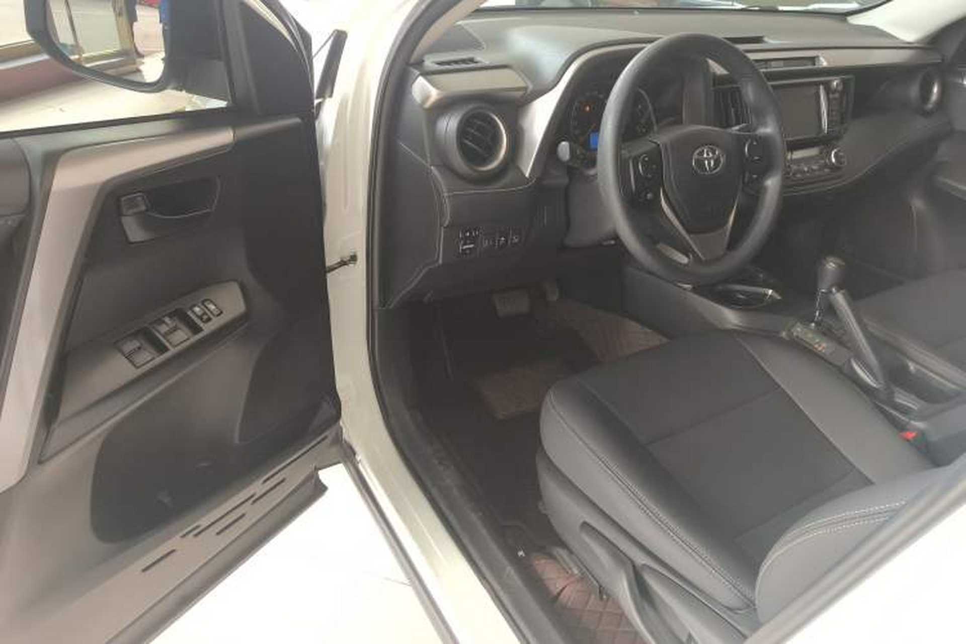 Used Toyota RAV4 2019 2.0L CVT Two-Wheel Drive Luxury Version China VI Standard Driver Seat