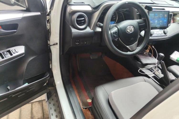Used Toyota RAV4 2019 2.0L CVT Two-Wheel Drive Pioneer Edition China VI Standard Driver Seat