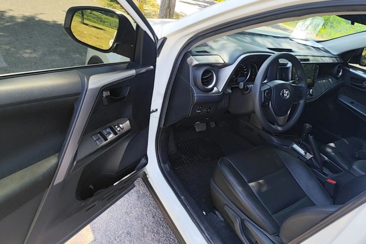 Used Toyota RAV4 2019 2.0L CVT Two-Wheel Drive Pioneer Edition China VI Standard Driver Seat