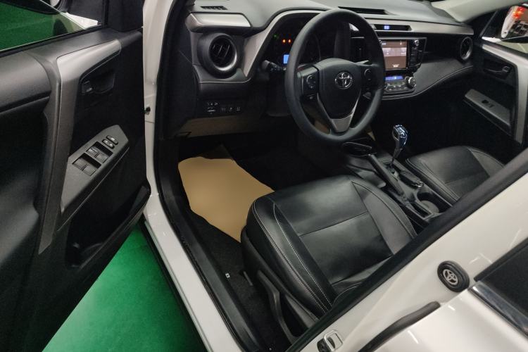 Used Toyota RAV4 2019 2.0L CVT Two-Wheel Drive Comfort Edition China VI Standard Driver Seat