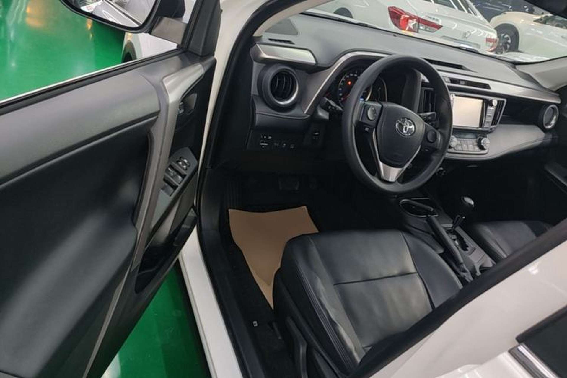 Used Toyota RAV4 2019 2.0L CVT Two-Wheel Drive Luxury Version China VI Standard Driver Seat