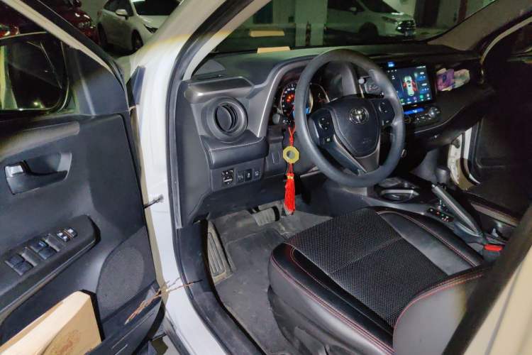 Used Toyota RAV4 2019 2.0L CVT Two-Wheel Drive Luxury Version China VI Standard Driver Seat