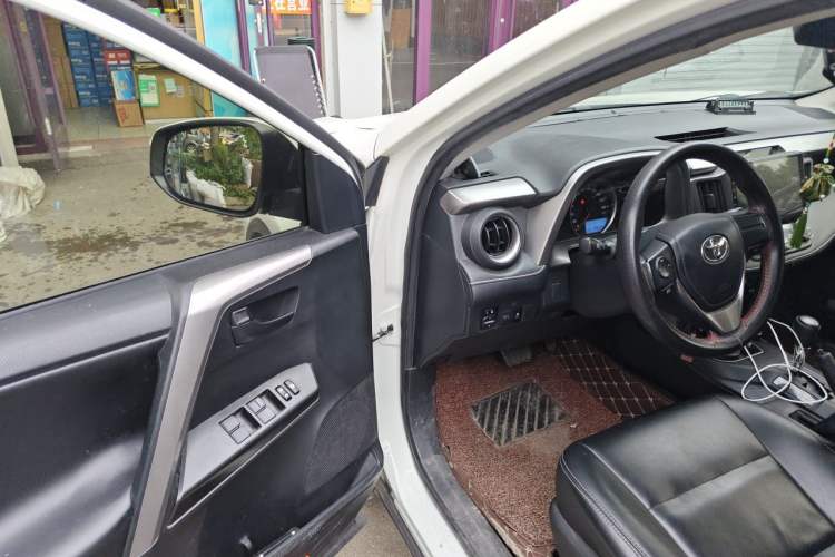 Used Toyota RAV4 2019 2.0L CVT Two-Wheel Drive Pioneer Edition China V Standard Driver Seat