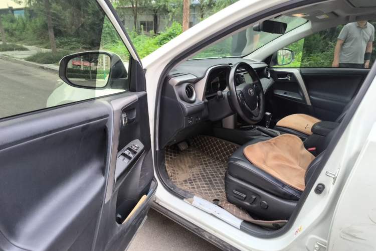 Used Toyota RAV4 2019 2.0L CVT Two-Wheel Drive Comfort Edition China VI Standard Driver Seat