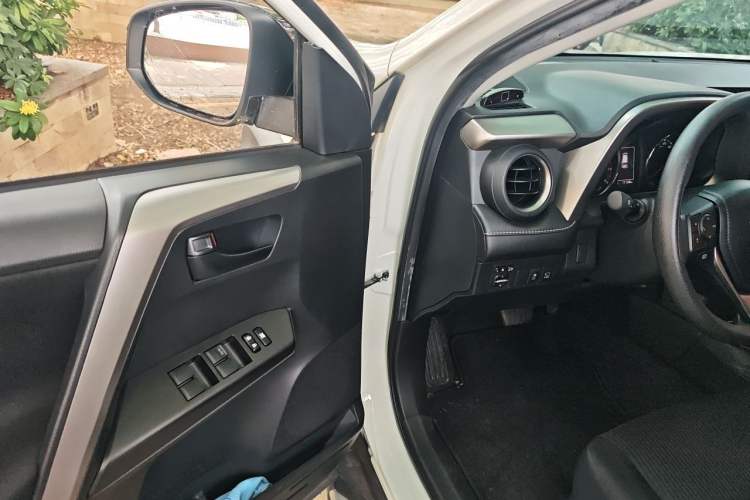 Used Toyota RAV4 2019 2.0L CVT Two-Wheel Drive Fashion X Limited Edition China VI Standard Driver Seat