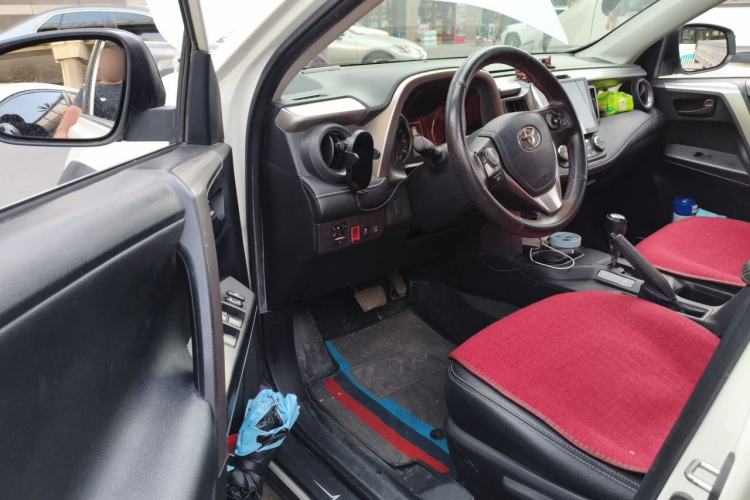 Used Toyota RAV4 2019 2.0L CVT Two-Wheel Drive Fashion X Limited Edition China VI Standard Driver Seat
