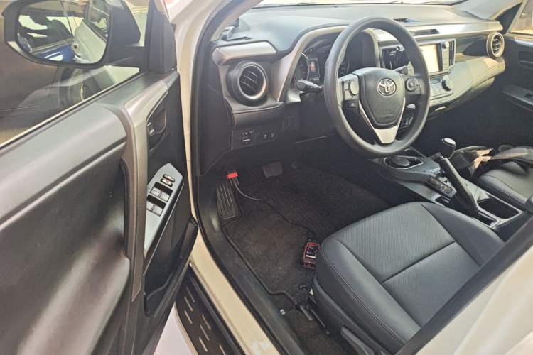 Used Toyota RAV4 2019 2.0L CVT Two-Wheel Drive Fashion X Limited Edition China VI Standard Driver Seat