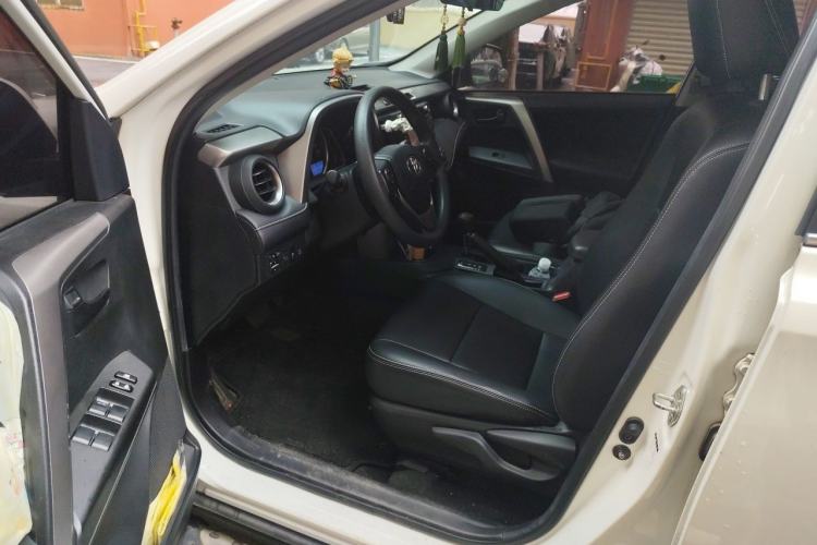 Used Toyota RAV4 2019 2.0L CVT Two-Wheel Drive Luxury Version China VI Standard Driver Seat