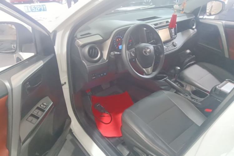 Used Toyota RAV4 2019 2.0L CVT Two-Wheel Drive Luxury Version China VI Standard Driver Seat