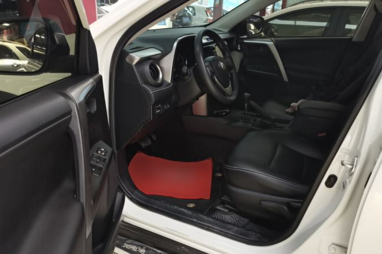 Used Toyota RAV4 2019 2.0L CVT Two-Wheel Drive Fashion X Limited Edition China VI Standard Driver Seat