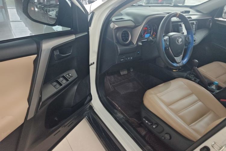 Used Toyota RAV4 2019 2.0L CVT Two-Wheel Drive Luxury Version China VI Standard Driver Seat