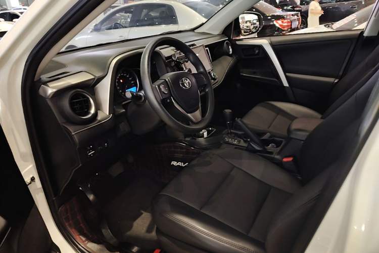 Used Toyota RAV4 2019 2.0L CVT Two-Wheel Drive Pioneer Edition China VI Standard Driver Seat