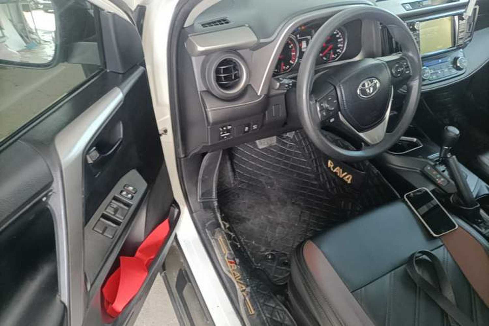 Used Toyota RAV4 2019 2.0L CVT Two-Wheel Drive Fashion X Limited Edition China VI Standard Driver Seat