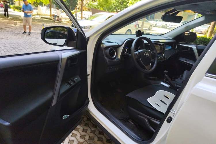 Used Toyota RAV4 2019 2.0L CVT Two-Wheel Drive Fashion X Limited Edition China V Standard Driver Seat