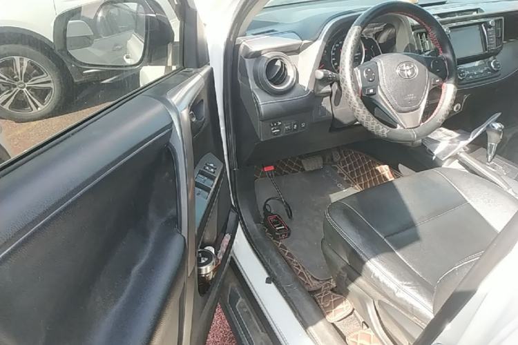 Used Toyota RAV4 2019 2.0L CVT Two-Wheel Drive Luxury Version China VI Standard Driver Seat