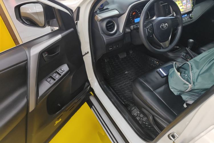 Used Toyota RAV4 2019 2.0L CVT Two-Wheel Drive Pioneer Edition China VI Standard Driver Seat