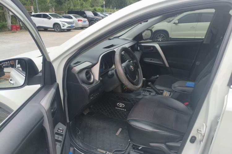Used Toyota RAV4 2019 2.0L CVT Two-Wheel Drive Luxury Version China VI Standard Driver Seat