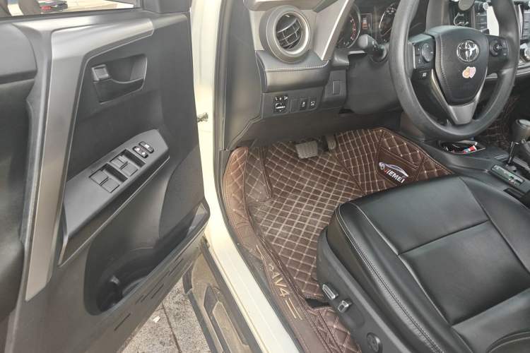 Used Toyota RAV4 2019 2.0L CVT Two-Wheel Drive Fashion X Limited Edition China VI Standard Driver Seat