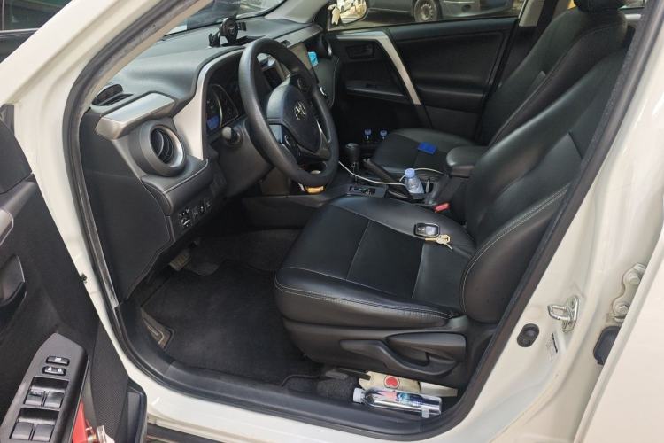 Used Toyota RAV4 2019 2.0L CVT Two-Wheel Drive Luxury Version China VI Standard Driver Seat