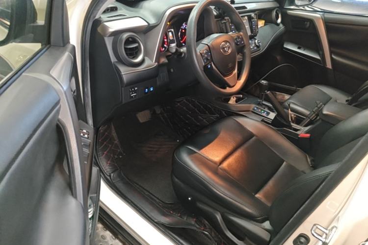 Used Toyota RAV4 2019 2.0L CVT Two-Wheel Drive Fashion X Limited Edition China VI Standard Driver Seat