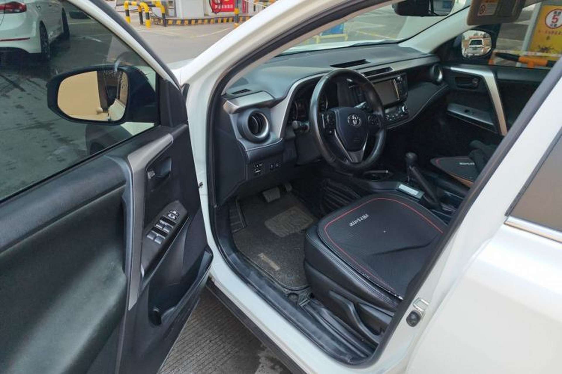 Used Toyota RAV4 2019 2.0L CVT Two-Wheel Drive Fashion X Limited Edition China VI Standard Driver Seat