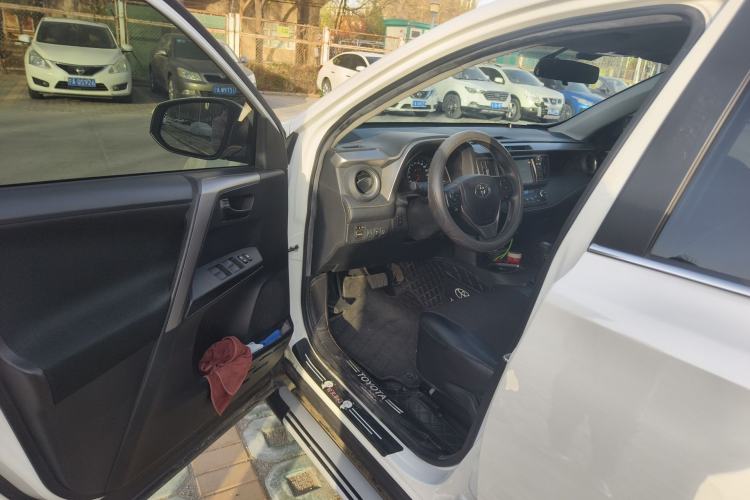 Used Toyota RAV4 2019 2.0L CVT Two-Wheel Drive Luxury Version China VI Standard
