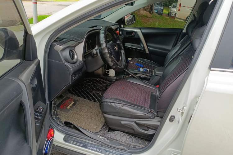 Used Toyota RAV4 2019 2.0L CVT Two-Wheel Drive Pioneer Edition China VI Standard Driver Seat