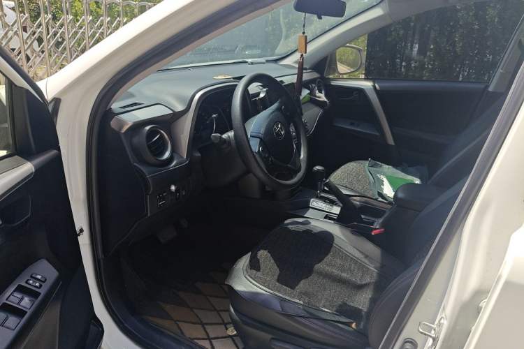 Used Toyota RAV4 2019 2.0L CVT Two-Wheel Drive Luxury Version China VI Standard Driver Seat