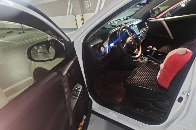 Used Toyota RAV4 2019 2.0L CVT Two-Wheel Drive Pioneer Edition China V Standard Driver Seat