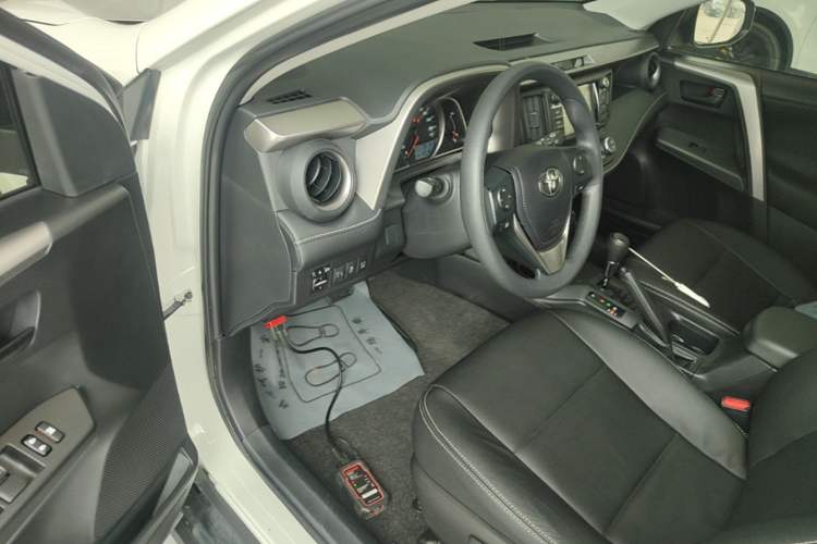 Used Toyota RAV4 2019 2.0L CVT Two-Wheel Drive Luxury Version China VI Standard Driver Seat