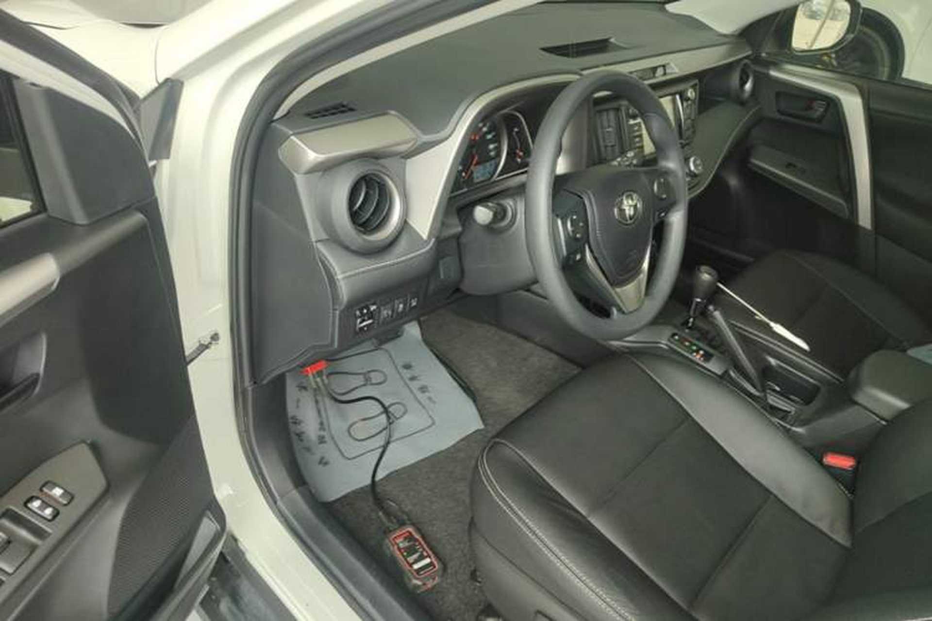 Used Toyota RAV4 2019 2.0L CVT Two-Wheel Drive Luxury Version China VI Standard Driver Seat