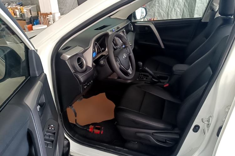 Used Toyota RAV4 2019 2.0L CVT Two-Wheel Drive Luxury Version China VI Standard Driver Seat