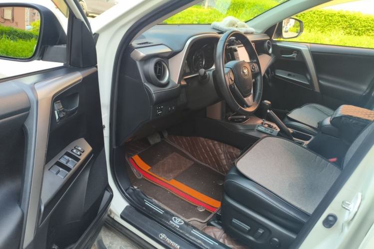 Used Toyota RAV4 2019 2.0L CVT Two-Wheel Drive ZhiShang Version China VI Standard Driver Seat