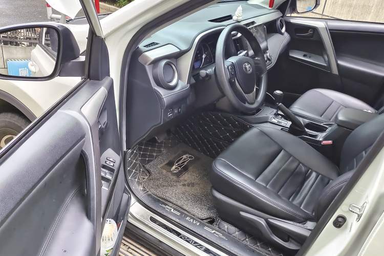 Used Toyota RAV4 2019 2.0L CVT Two-Wheel Drive Pioneer Edition China V Standard Driver Seat