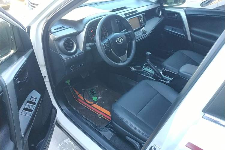Used Toyota RAV4 2019 2.0L CVT Two-Wheel Drive Comfort Edition China VI Standard Driver Seat
