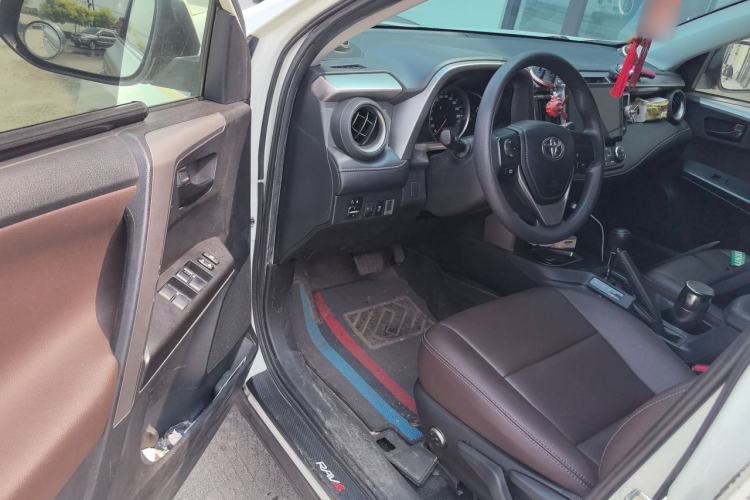 Used Toyota RAV4 2019 2.0L CVT Two-Wheel Drive Pioneer Edition China VI Standard Driver Seat