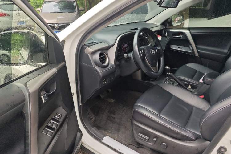 Used Toyota RAV4 2019 2.0L CVT Two-Wheel Drive ZhiShang Version China VI Standard Driver Seat