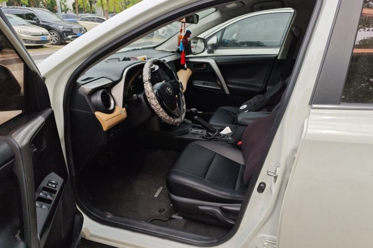 Used Toyota RAV4 2019 2.0L CVT Two-Wheel Drive Urban Edition China VI Standard Driver Seat