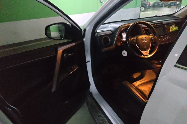 Used Toyota RAV4 2019 2.0L CVT Two-Wheel Drive ZhiShang Version China VI Standard Driver Seat