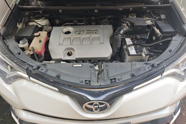 Used Toyota RAV4 2019 2.0L CVT Two-Wheel Drive Luxury Version China VI Standard Engine Bay