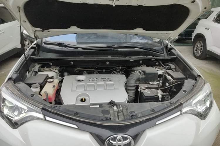 Used Toyota RAV4 2019 2.0L CVT Two-Wheel Drive ZhiShang Version China VI Standard Engine Bay