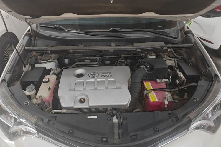 Used Toyota RAV4 2019 2.0L CVT Two-Wheel Drive Luxury Version China VI Standard Engine Bay