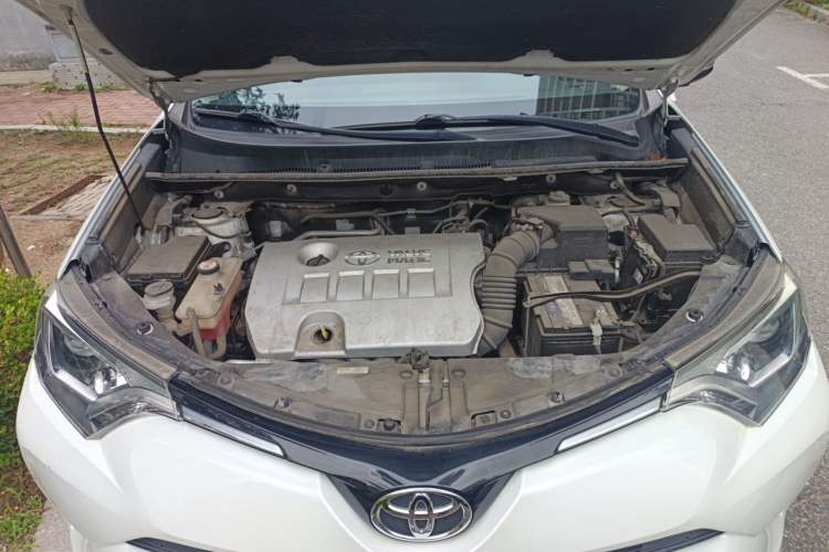 Used Toyota RAV4 2019 2.0L CVT Two-Wheel Drive Luxury Version China VI Standard Engine Bay