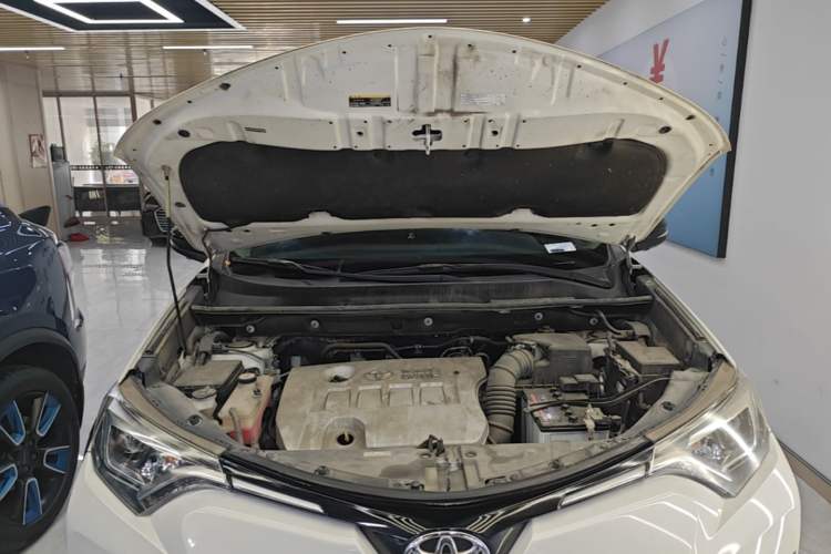 Used Toyota RAV4 2019 2.0L CVT Two-Wheel Drive Fashion X Limited Edition China VI Standard Engine Bay