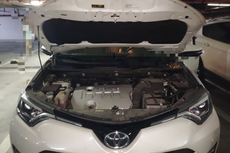 Used Toyota RAV4 2019 2.0L CVT Two-Wheel Drive ZhiShang Version China VI Standard Engine Bay
