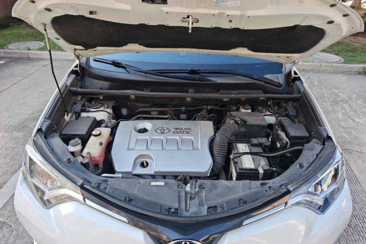 Used Toyota RAV4 2019 2.0L CVT Two-Wheel Drive Luxury Version China VI Standard Engine Bay